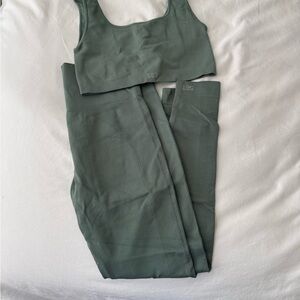 Set active leggings. With matching sports bra. Forest green color. Medium